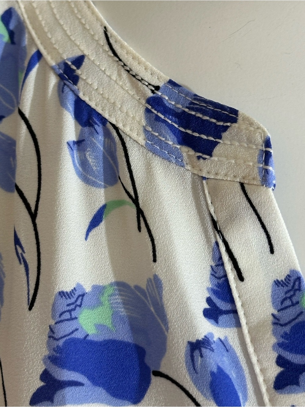 Talbots White and Blue Floral Sleeveless Split-Neck Camisole - Picture 10 of 12